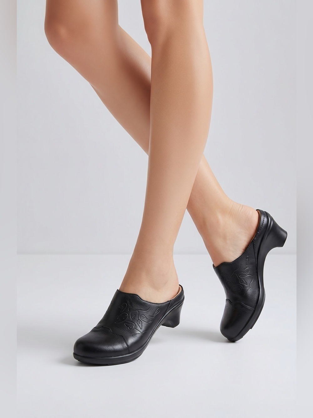 Black leather Aravon Clogs 7.5 B New Without Box